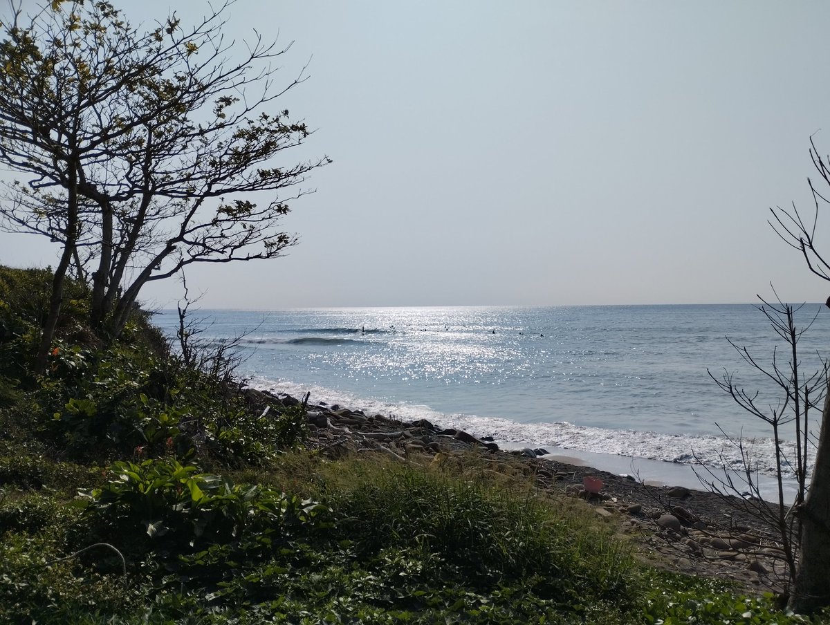hetun95321948's tweet photo. 海與天始終在猶豫
要不要連在一起
讓蔚藍更藍
好交換彼此的焦慮

於是
悠緩從容的逗號
伺機
想著連貫癡心
勾攝
金碧如闕的笑 https://t.co/8qB98QMvAb