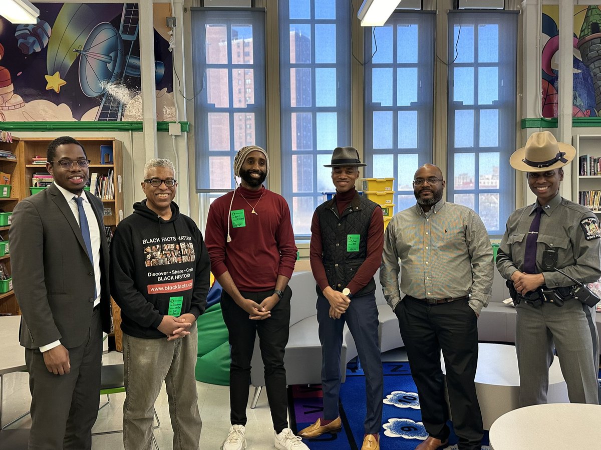 BlacksInTechNYC's tweet image. Last week, our very own BIT members Stefanos, Billy Duc and Ken Granderson volunteered at P.S. 150 in Brooklyn, NY for their Annual Career Day.

Such a wonderful and exciting event for the students to learn more and have fun!  #bitnyc #scholars #careerday