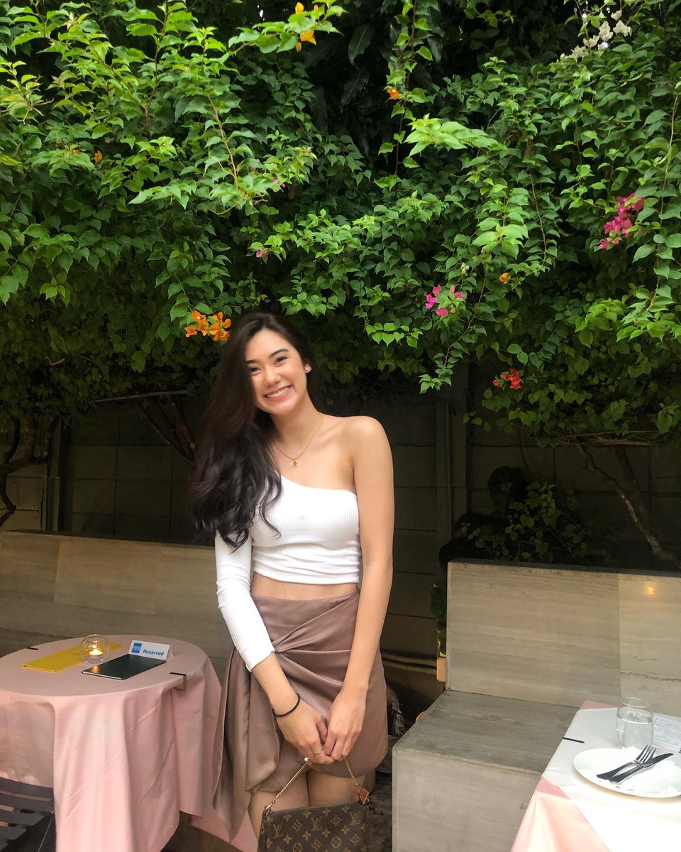 Web676's tweet image. "Anticipation in every glance, eagerly awaiting the delicious feast ahead. 🍽️👀 #HungryEyes #FoodieMoments #AnticipatingFeast"