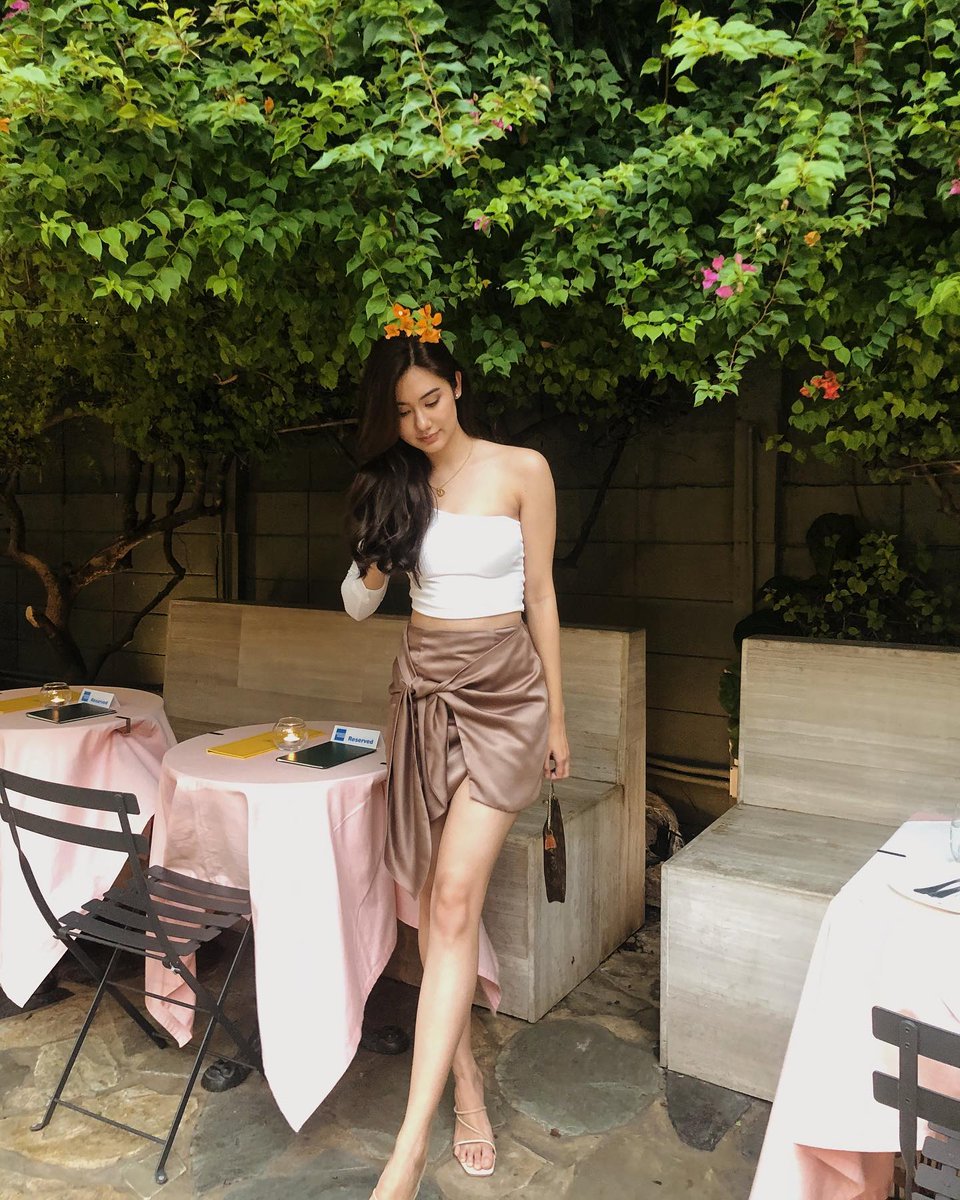 Web676's tweet image. "Anticipation in every glance, eagerly awaiting the delicious feast ahead. 🍽️👀 #HungryEyes #FoodieMoments #AnticipatingFeast"