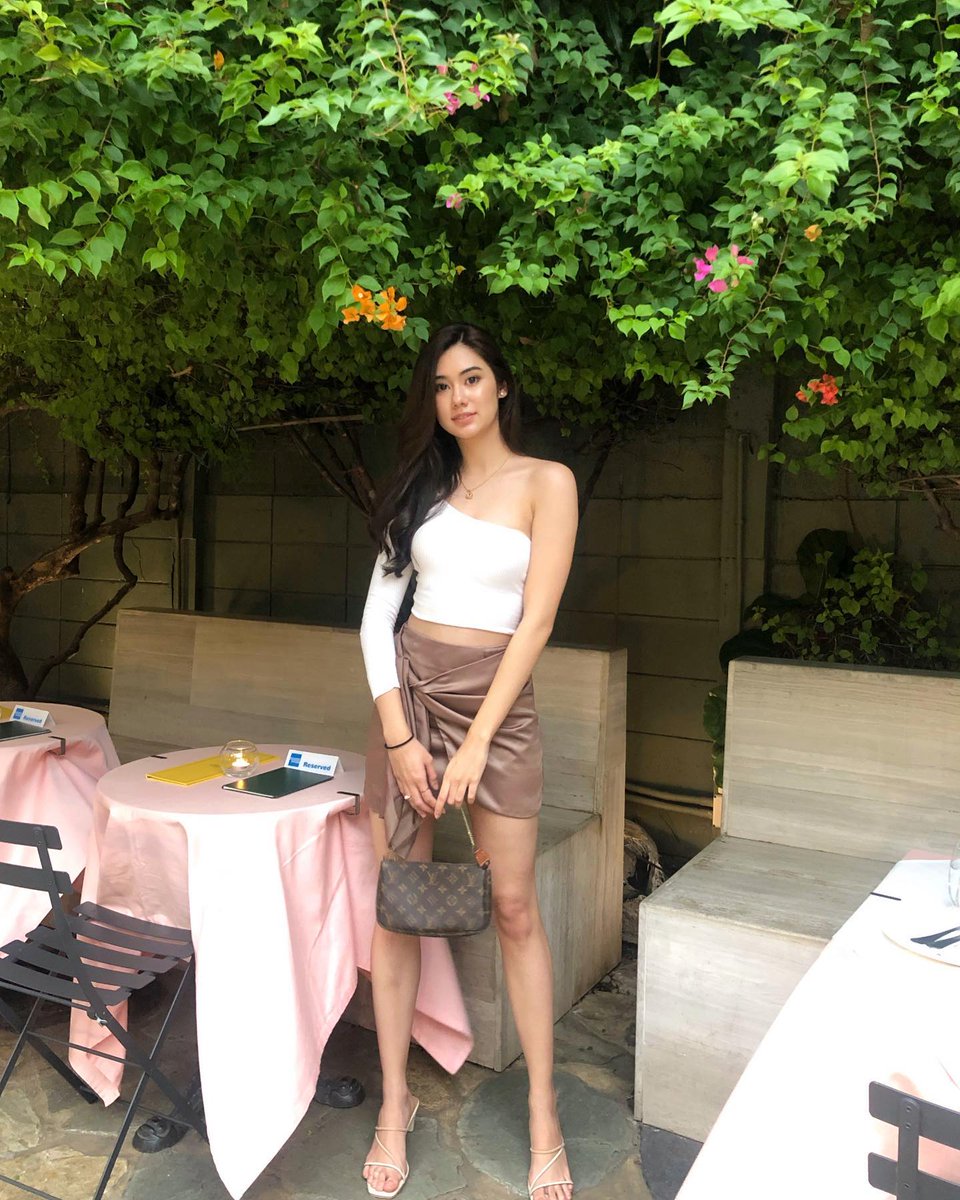 Web676's tweet image. "Anticipation in every glance, eagerly awaiting the delicious feast ahead. 🍽️👀 #HungryEyes #FoodieMoments #AnticipatingFeast"