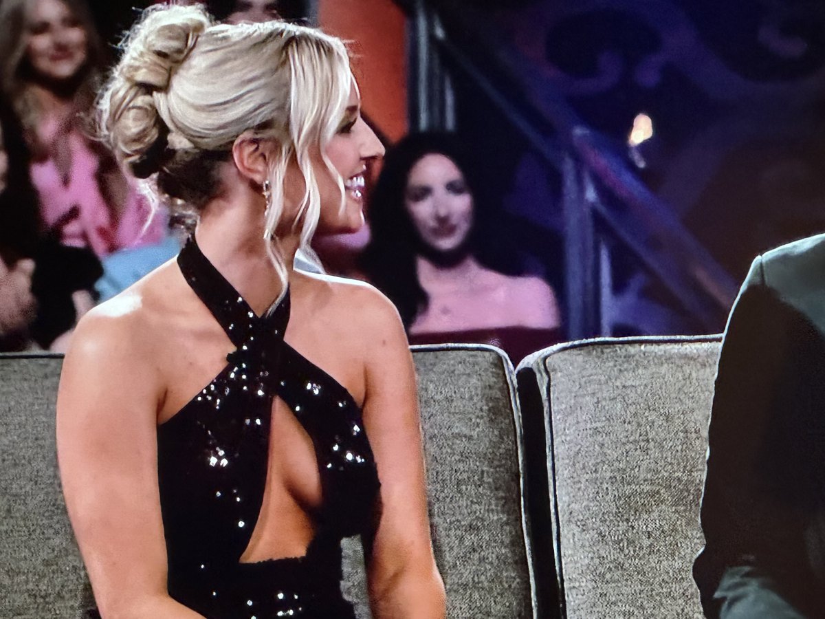 BachelorBob_'s tweet photo. Now THAT is a Bachelorette dress
 
#TheBachelor https://t.co/AzIHw0Xha1