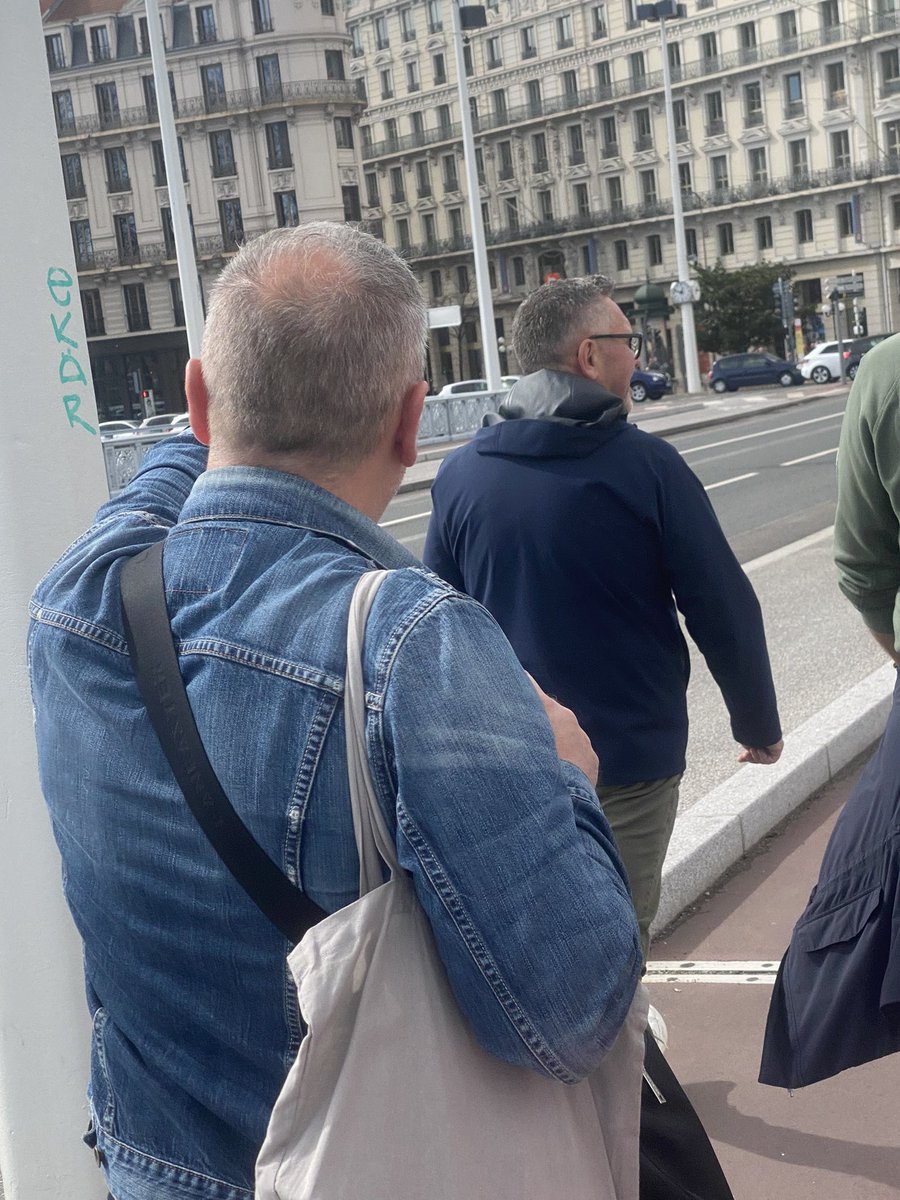 Chilow_tv's tweet photo. Je me demande ce qu’il demande comme coupe ceux qui on une calvace https://t.co/I6aJRZNvY3