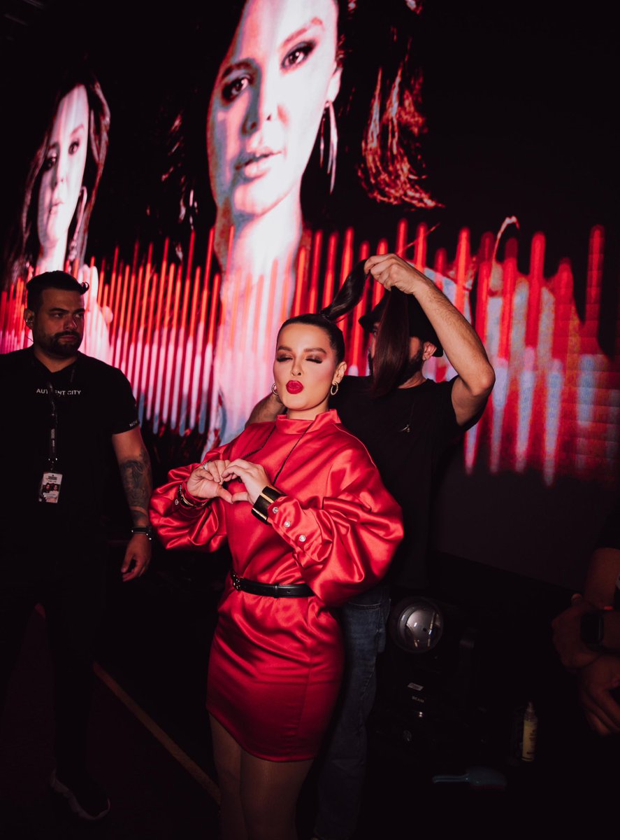 Maraisa's tweet photo. Já pronta para fazer um showzaço em Indaial, e matar a saudade que eu estava de Santa Catarina. Amo vocês!!🫶🏻🎤 https://t.co/oXNDv5P50h