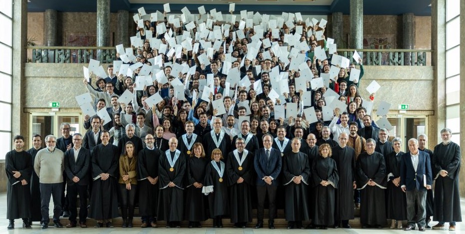 Celebrou-se no dia 16 de março de 2024, na Aula Magna da UL, a graduação dos estudantes do IST que concluíram os mestrados e doutoramentos em 22/23. Os alunos do DEQ estiveram presentes na cerimónia e receberam os seus diplomas! bit.ly/3vfYDGk crédito imagem IST