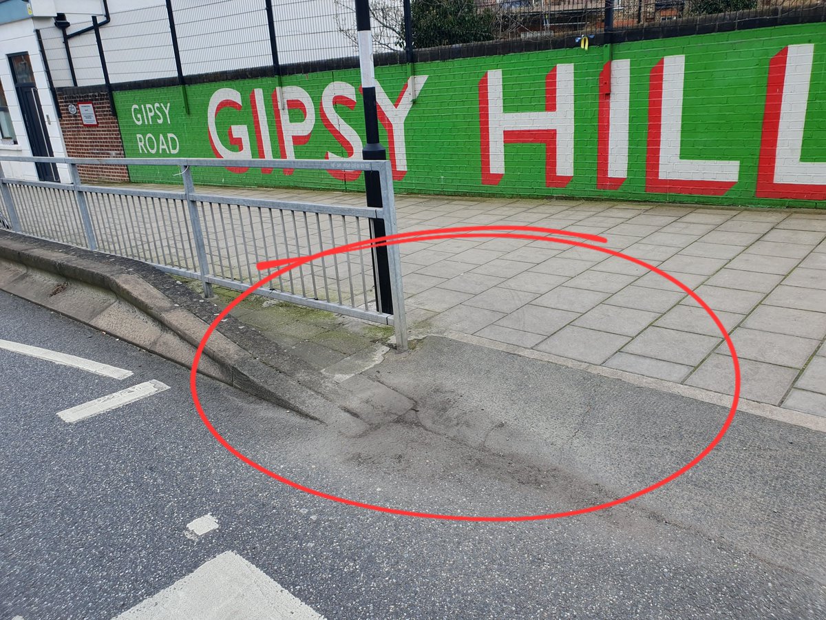 Fantastic work by @lb_southwark street sweepers cleaning all the mud and silt from the zebra on Gipsy Hill this week. We noticed, and much appreciated.