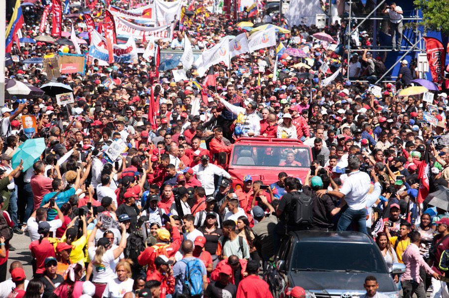 Junto al pueblo, el Pdte. @NicolasMaduro oficializó su candidatura para un nuevo mandato. Desde nuestro corazón petrolero y a nombre de los hombres y mujeres de nuestra industria le decimos: cuenta con nosotros para seguir construyendo una Venezuela de paz, unión y prosperidad.