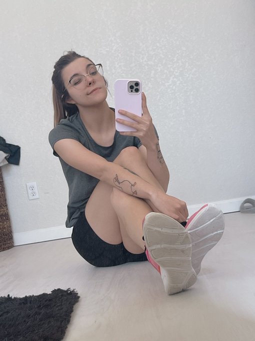 I couldn&rsquo;t go to the gym today because of the snooooooow https://t.co/NSJUpR2QdF