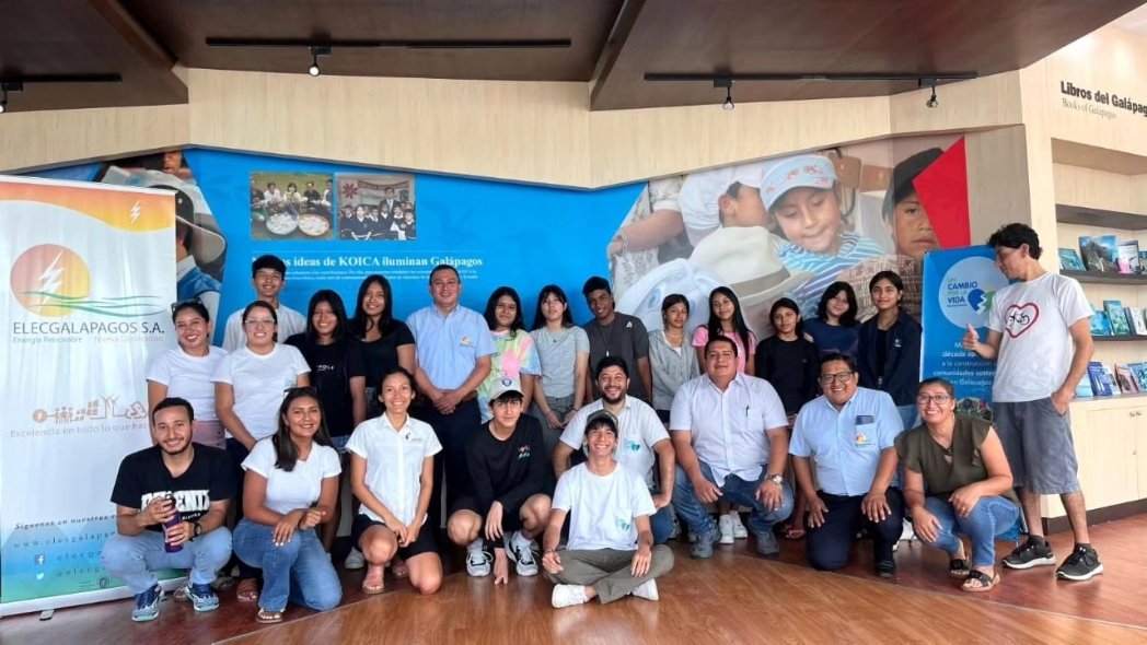 elecgalapagos's tweet photo. El Presidente Ejecutivo, Fernando Viteri, participó en la inauguración del "Vacacional Juvenil con Conolophus" dirigido a 25 jóvenes, entre 14 y 16 años, quienes conocerán sobre los proyectos energéticos en Santa Cruz. En coordinación con #Funcavid y #Jocotoco.
#ElNuevoEcuador https://t.co/VRMwfGFtC8