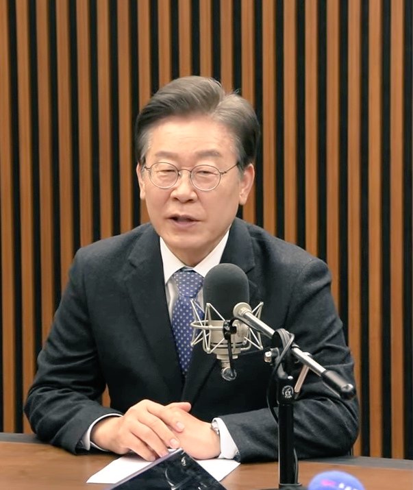 오늘 이재명 방송 정말 고급졌다 시종일관 차분하고 담담하고 자기연민을 보이지 않음 그러면서도 솔직하고 소탈하고...이런 사람이 정치해야 함 특히 자기연민에 빠지지 않는다는게 너무 중요한데 의사결정을 할때 자신의 개인적 욕망을 최대한 제어하고 공적인 목적을 잊지 않을 수 있기 때문