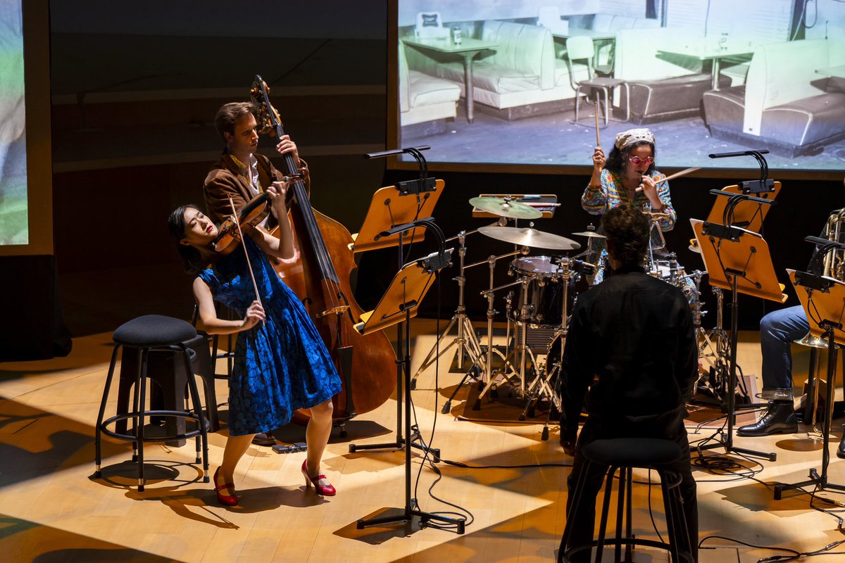 Bravo to Nic Few, Kasmir Uusitupa, and the New World Symphony Fellows for their phenomenal performance! 👏 Relive the magic of last Sunday’s Chamber Music Concert: Marsalis’ Fiddler’s Tale with stunning visuals by Gary Simmons. 📷 Alex Markow