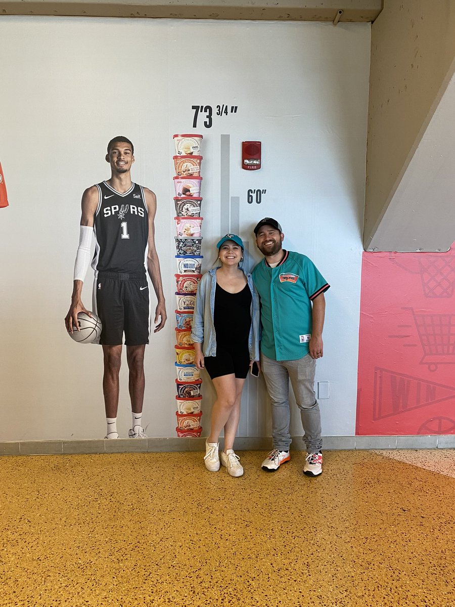 RowdyHawk's tweet photo. Out here for @UTSAAlumni Spurs Night! #BirdsUp #GoSpursGo https://t.co/59HSaJPXYP