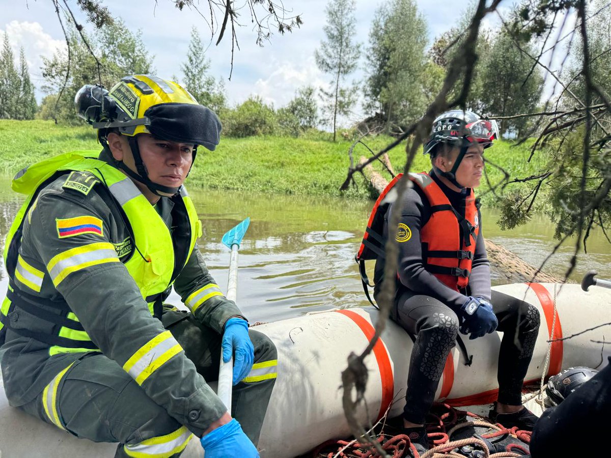 BomberoFarfan's tweet photo. @Bomberoscundi , @DCCundinamarca y @GrupoPONALSAR  continua por cuarto día consecutivo en las labores de búsqueda del menor reportado como desaparecido   en inmediaciones del #RioBogotá  jurisdicción del municipio de #Gachancipa desde el pasado viernes 22 de marzo. https://t.co/v7NwjJb0sn