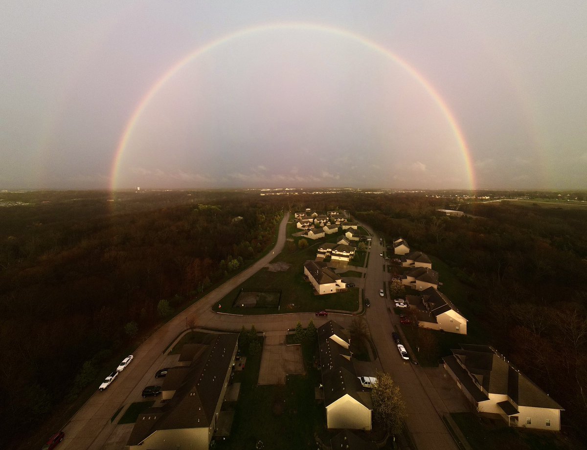 BKotthoffWX's tweet image. Rainy? Yes. Bowy? Also yes. What a beautiful end to our rain filled day. #mowx #midmowx #midmo