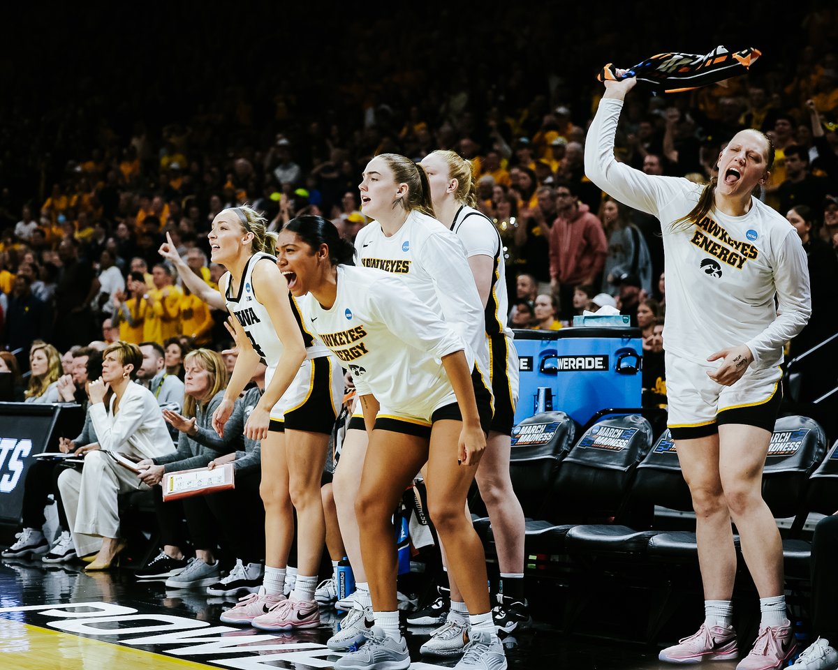 IowaWBB's tweet photo. It's LOUD in here. 

@jada_gyamfi x #Hawkeyes https://t.co/cLxaqxqcQY