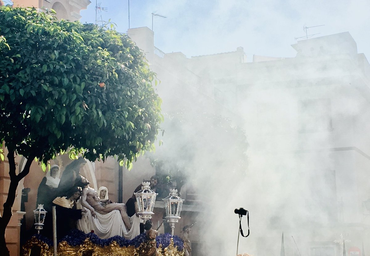 naxovh's tweet photo. La #SSantaSevilla24 morirá de éxito, pero de un éxito vulgar…

La educación y el respeto han desaparecido.

Espero que algún día recupere su esencia. https://t.co/YEcHXlySfH