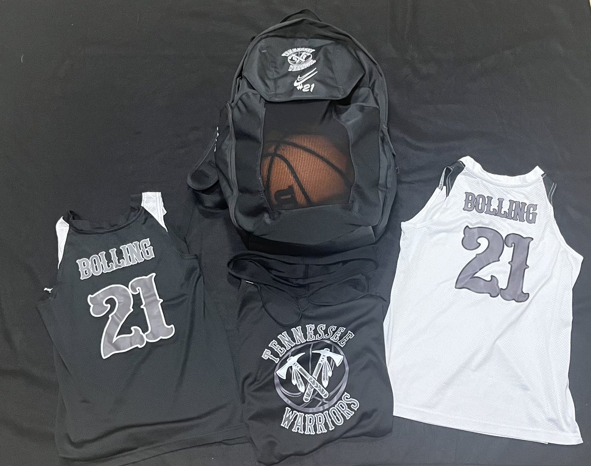 Ellabolling21's tweet photo. Excited for my new gear! 🖤🤍🏀 https://t.co/QhL1fNwk8T