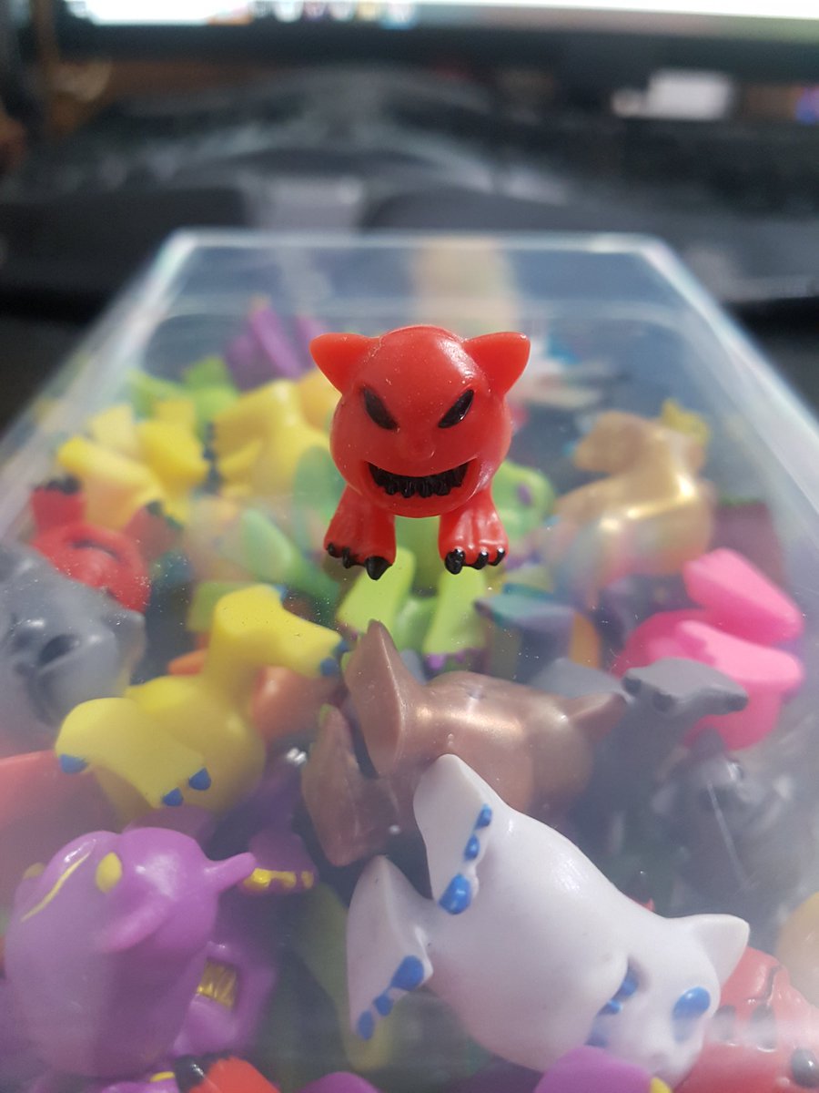 TheLocalBard's tweet photo. Mordle Monday!  Upgraded their storage from a couple of plastic sandwich bags to a ferrero rocher box!

#MordleMonday #Mordles #RocksAndBugsAndThings #Toyfinity #ToyPhotography @JohnDoctorKent https://t.co/lqakUbARYe