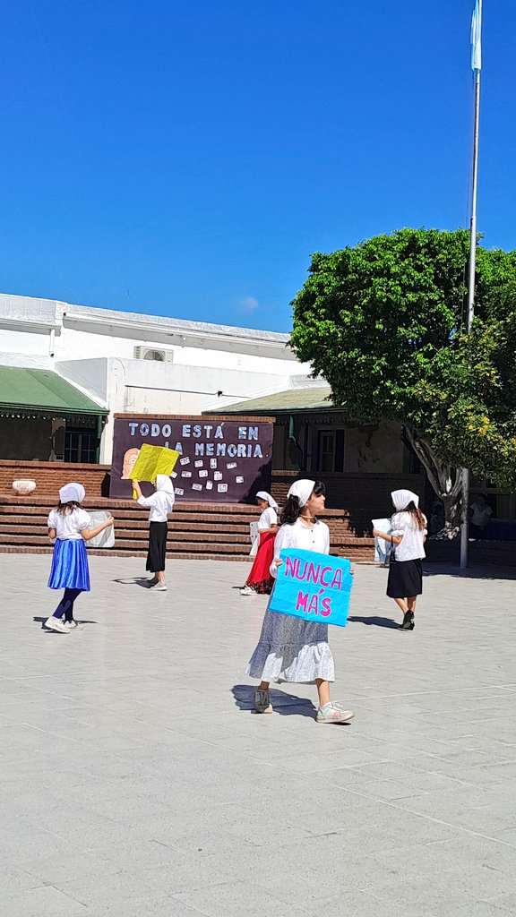 AgosPS's tweet photo. Hoy la escuela nos encontró haciendo memoria, entre lágrimas por las atrocidades sucedidas en nuestro país y las esperanza de estar formando niños críticos de nuestra historia. https://t.co/AUPx3Y9bud