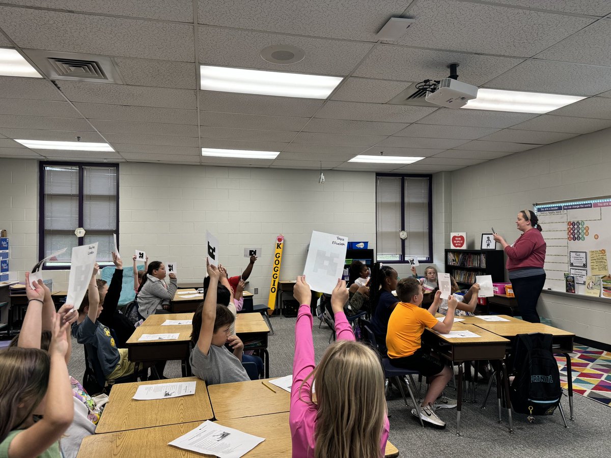 LcMartin1's tweet photo. 3rd great is rocking it - using @plickers in  poetry. I loved the way she set up the expectations before playing! #SpringintoTech @WISDTurner @WISDiCoaches https://t.co/LXJlyUhgrY