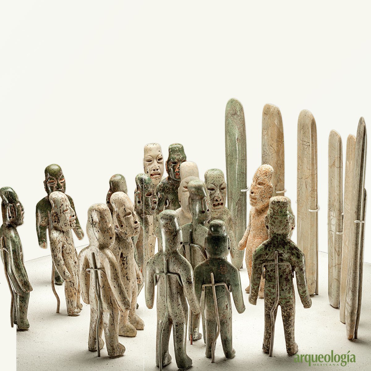 Los olmecas de La Venta, Tabasco,  consiguieron las piedras verdes en regiones muy distantes. Se han identificado dos grupos distintos de jadeítas, cuyos espectros coinciden respectivamente con los jades de las fuentes del Motagua y de la Alta Verapaz, Guatemala.