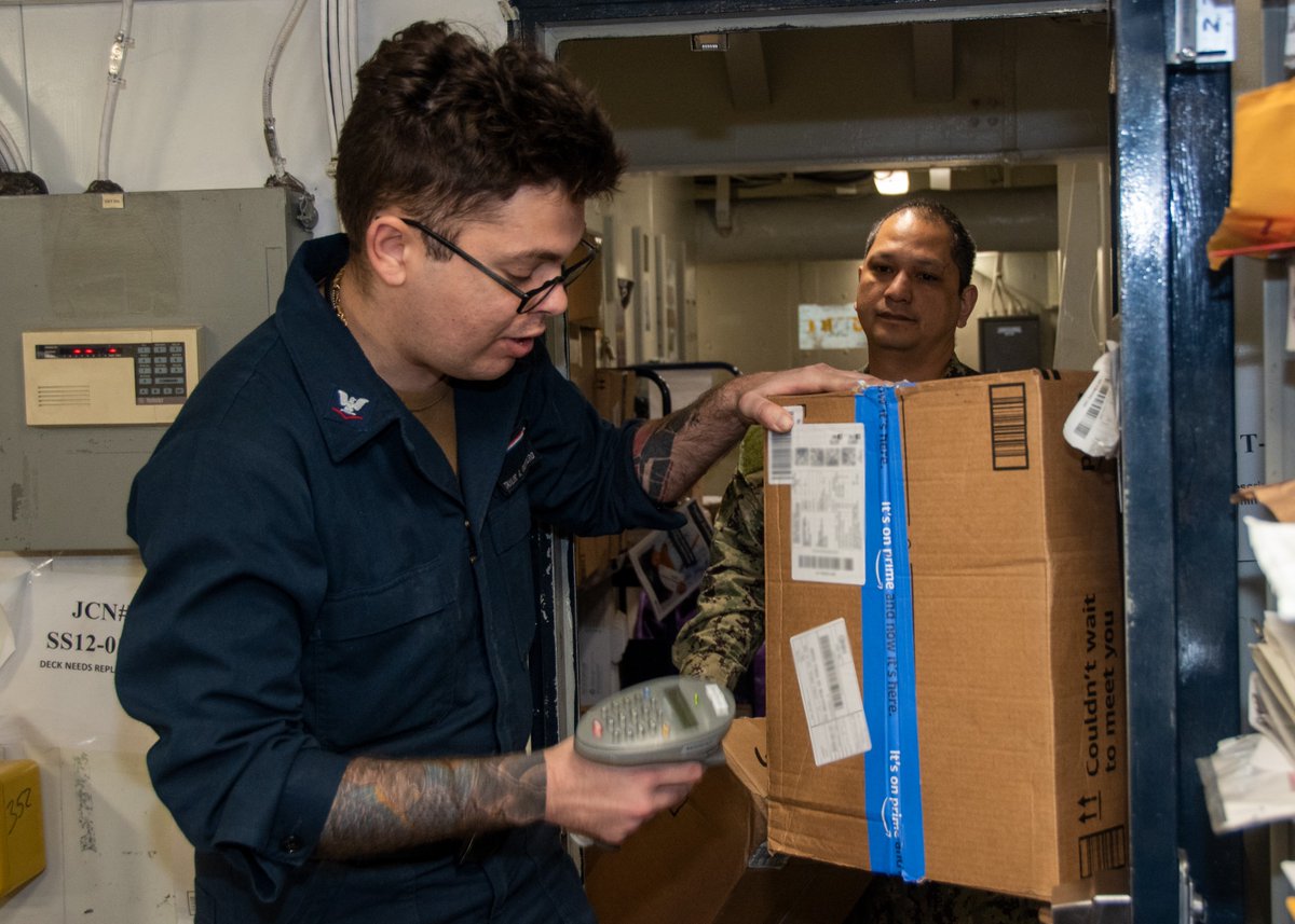 Sailors assigned to the U.S. Navy’s only forward-deployed aircraft carrier, USS Ronald Reagan (CVN 76), process mail.

#USNavy | #ForgedByTheSea https://t.co/ZaL6N7qCwm