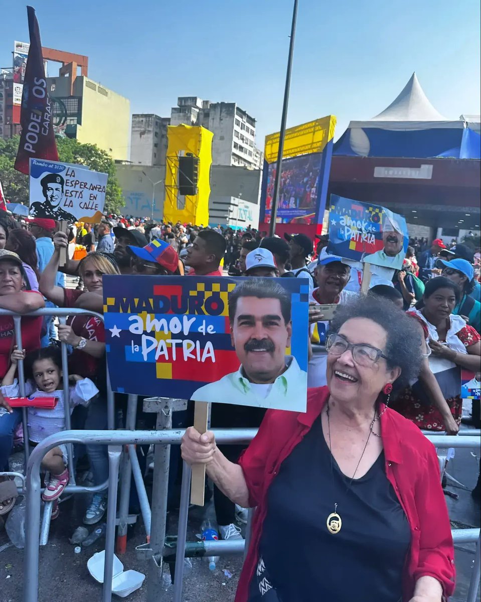 ❤️🇻🇪 Hoy salimos a la calle a apoyar la inscripción del Candidato de la Patria, del Candidato de la Paz: @nicolasmaduro ante el Consejo Nacional Electoral (CNE). Fuimos una hermosa marea de pueblo amoroso, leal, alegre y patriota.