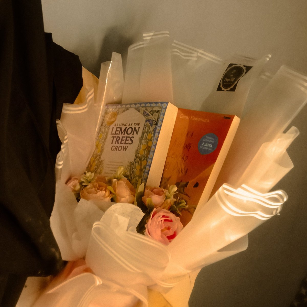 euthanaisya's tweet image. Look what I've got on my 20th birthday 🥹 a beautiful bouquet book hiks