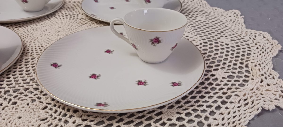 White Swirl China Plates and Teacups in Rose Bud Pattern Dinnerware forgottenkeepsakes.etsy.com/listing/133808… #white #pink #ceramic #finechina #chinaplate #porcelainchina #contemporarystyle #rosebud #plateandteacup #teaset #tableware #dinnerware #rosedecor #rosechina