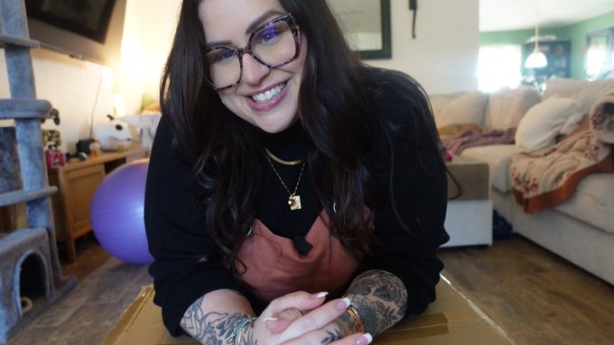 vlog 140 is up and hd is processed 🤠 i hope you enjoy it 💗✨ https://t.co/aIkCML3Oxi