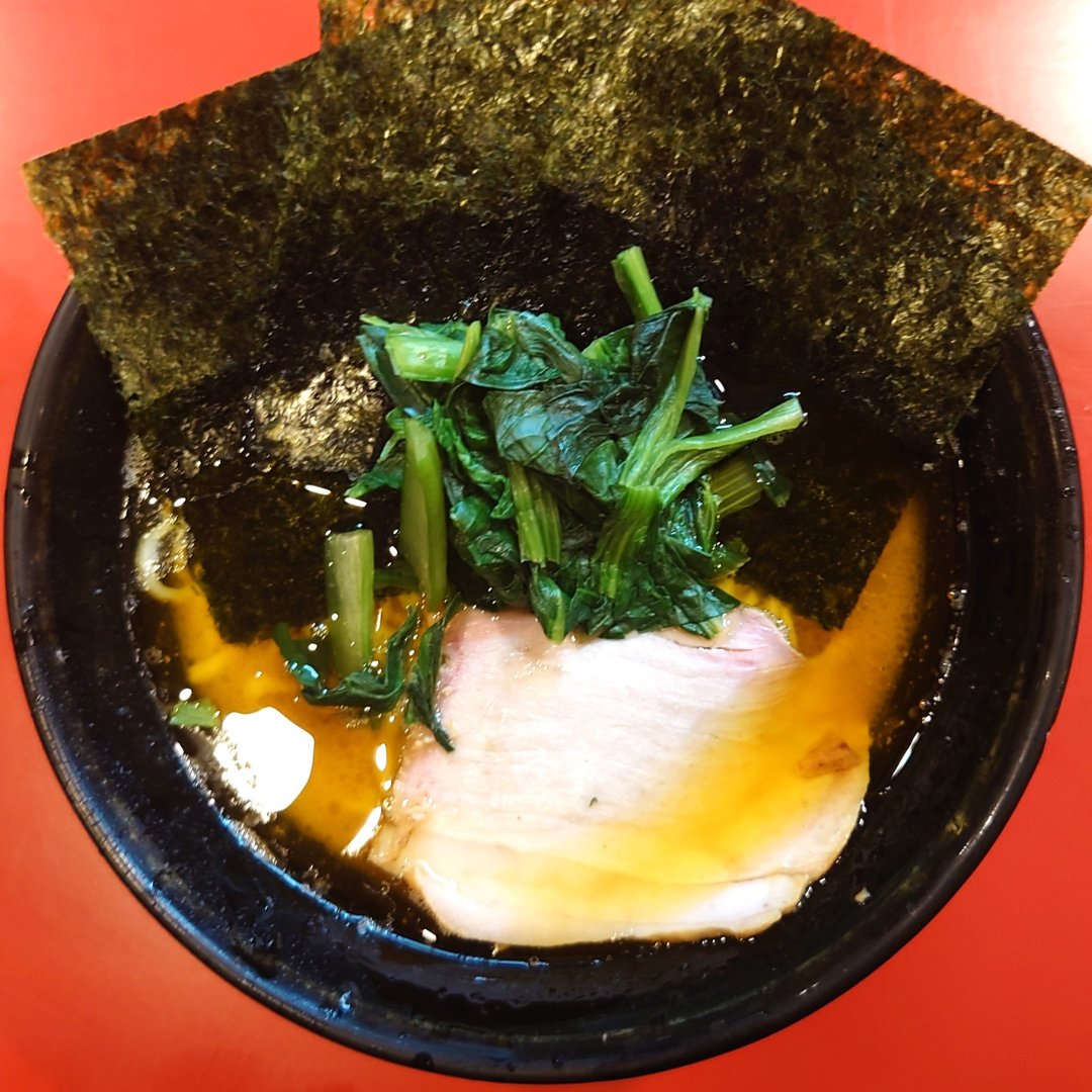 ramen__engineer's tweet photo. 店名：#家系総本山 #吉村家
メニュー：ラーメン 800円

#横浜 駅より徒歩8分🚃
1974年創業、家系ラーメン店の頂点に立つ総本山の名店🍜
豚骨と鶏ガラをベースにしたコク深いスープに、もちもちの食感の麺がうますぎる！
総本山はやはり別格でした✨

詳しい情報はブログへ↓
https://t.co/V31AlHhHYM https://t.co/w8LamvLEv7
