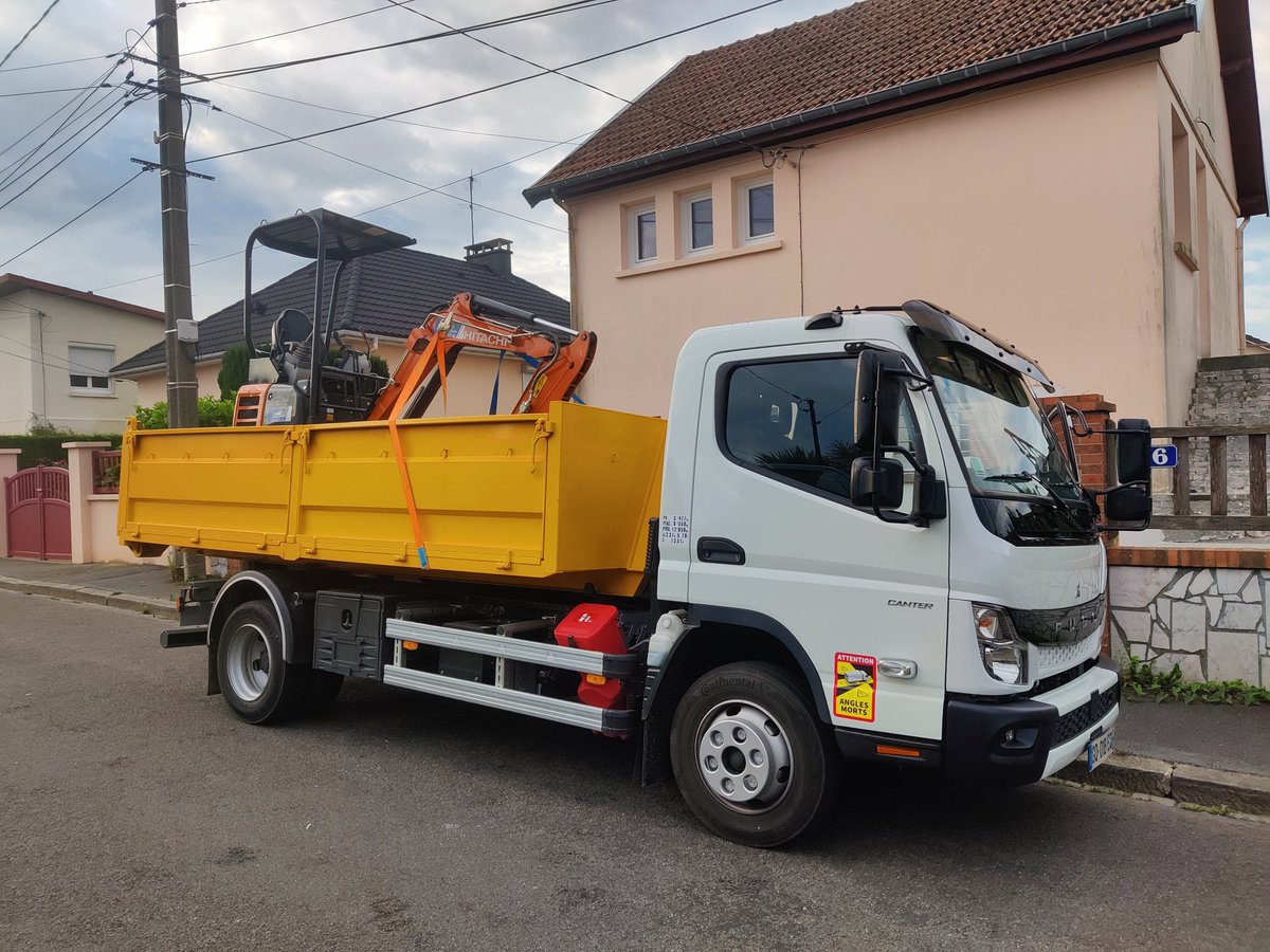 Opdebarras's tweet photo. Évacuation de 28 tonnes de gravats !!! 😱

Dans le cadre de la réalisation de travaux de réhabilitation d'une maison que ces déchets ont étés stockés.

Matériels de dimensions adaptés aux accès les plus restreint et des solutions de mécanisation.

#debarras #lehavre #renovation https://t.co/ICf06kJT6d