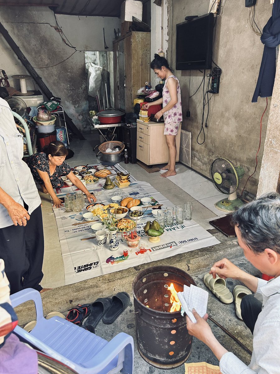 #tradition #food #burningpaper #votivepaper #ritual #votive #familyhome #documentaryphotography #ourstreets #street #urban #hochiminh #city #saigon #vietnam