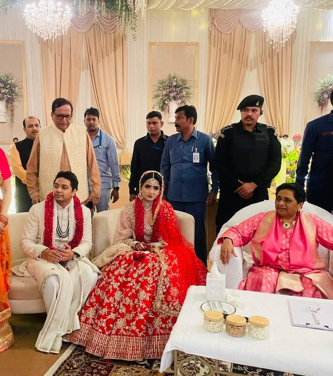 बीएसपी नेशनल कोऑर्डिनेटर श्री @AnandAkash_BSP जी एवं डॉक्टर प्रज्ञा आनन्द जी को शादी की प्रथम सालगिरह की हार्दिक बधाई एवं शुभकामनाएं💐🎉💙 तथागत बुद्ध आप दोनों की जोड़ी सलामत रखें।