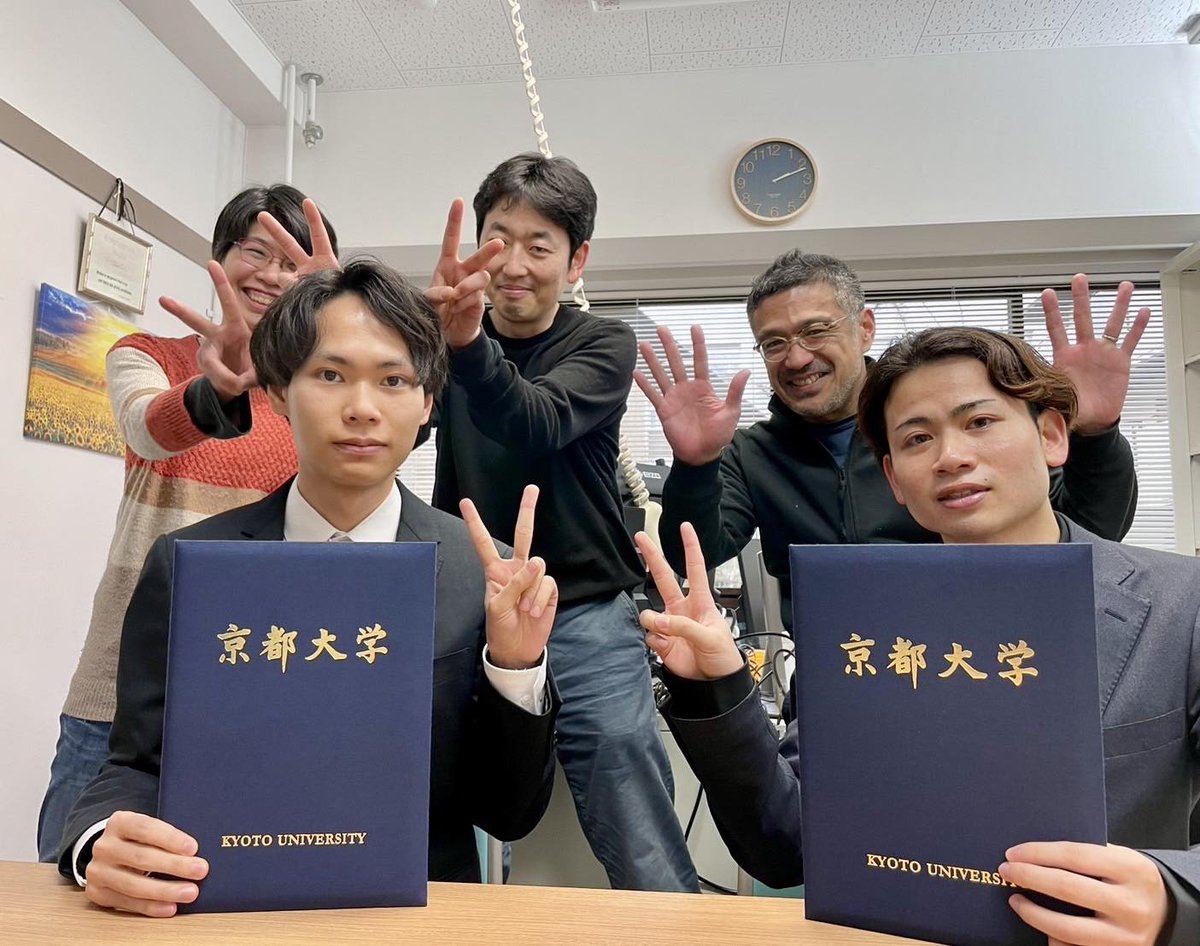 Today is a significant day at Kyoto University. Fresh graduates proudly hold their certificates, ready to step into a bright future. Let's congratulate all the graduates this year!
#GraduationCeremony
#KyotoUniversity
#ActivematterLab
