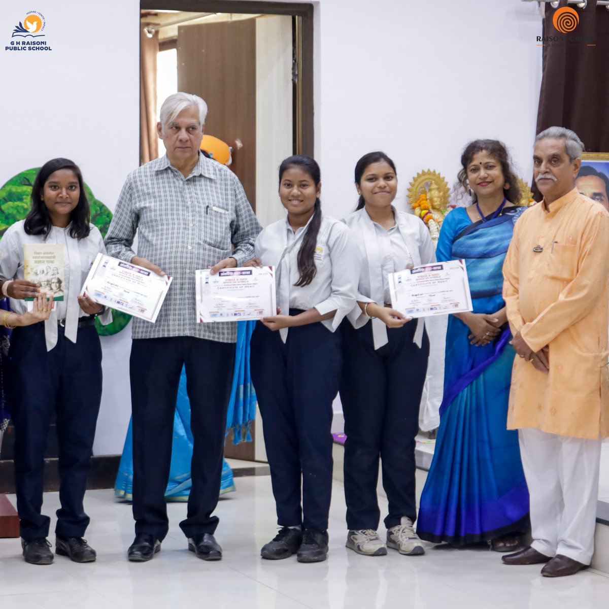 Celebrating science & fostering young minds! 🚀 GHR Public School hosted 'Space on Wheels,' a joint initiative by ISRO & Vidhnyan Bharti. Graced by eminent personalities, it was an awe-inspiring event! 🌟

#RGI #Raisoni #GHRPS #Nagpur #ScienceCelebration #EducationInnovation