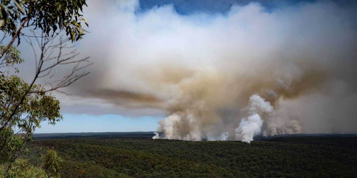 Throughout the day, firefighters have conducted several successful hazard reduction burns, including the Red Hand Cave HR in the Blue Mountains. The smoke is likely to settle in low lying areas overnight. rfs.nsw.gov.au/hr 📷 Wolter Peeters (The Sydney Morning Herald)