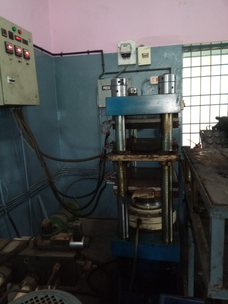 Used Rubber Molding Hydraulic Press 
Available For Sale 400*400 
two daylight press set with 120 tonnage 
available for sales

Contact us on +91 9310375229
For more Details Please Visit Our Website
vatsntecnic.com

#UsedRubberPress
#RubberMolding
#HydraulicPress