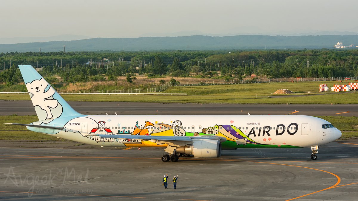 A colourful @airdo_hokkaido @Boeing B767-381 JA602A seen at Sapporo CTS airport taken at sunset from their viewing deck before catching my return flight back to Tokyo May 2018 #aviation #AirDo #B767 #CTS #travel