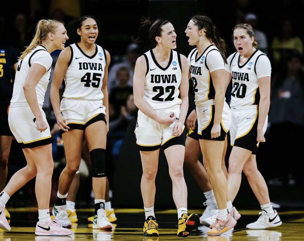 wslam's tweet photo. IOWA IS HEADED BACK TO THE SWEET SIXTEEN

🌟CAITLIN CLARK BREAKS THE SINGLE-SEASON RECORD
🔥 30 POINTS 8 REBOUNDS 2 STEALS

🌟HANNAH STUELKE
🔥 12 POINTS 10 REBOUNDS 4 BLOCKS 

A CLOSE ONE BUT A GOOD ONE!

(📷 @IowaWBB) https://t.co/ZGTrLrA9BU