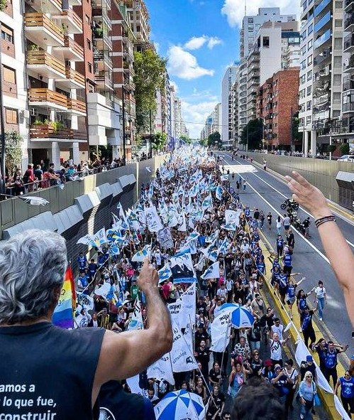 #JuicioPoliticoAMileiYa

La columna de La Cámpora que se trasladó desde la exEsma a Plaza de Mayo, tenía una extensión de 20 cuadras. Lo cuento porque no es una idea que se me ocurre sino información y es para que dimensionen quienes no conocen el lugar. 

#Son30Mil
#NuncaMas