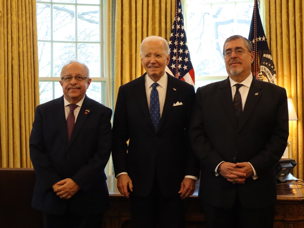 🇬🇹🤝🏻🇺🇸 | El Presidente @BArevalodeLeon junto al #CancillerGT @CRMartinezGT se reunieron en la Casa Blanca con el Presidente de Estados Unidos de América, Joe Biden, para dialogar temas prioritarios para #Guatemala. #RelacionesConElMundo