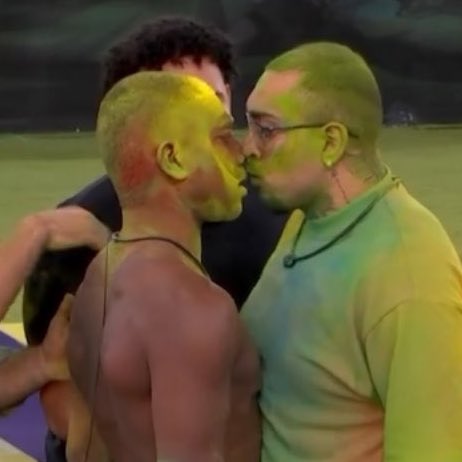 paiva's tweet photo. por que hetero adora beijar na boca quando briga?????? #bbb25 https://t.co/UTCxxuFoUY
