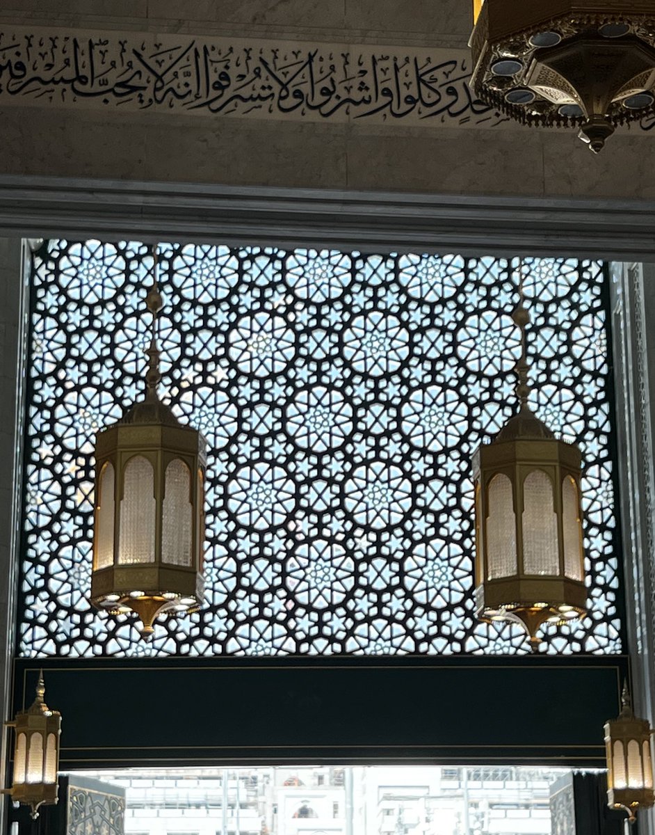 كيف نشتاق للقرآن ونحبه ونتلذذ بقراءته؟
حب القران يجمّل روحك ولسانك وبسمتك قيل لرجل ما هُنا أحد تستأنس إليه قال بلى قيل من فمد يده إلى المصحف ووضعه على صدره وقال هذا كلام ربي🌱🤍