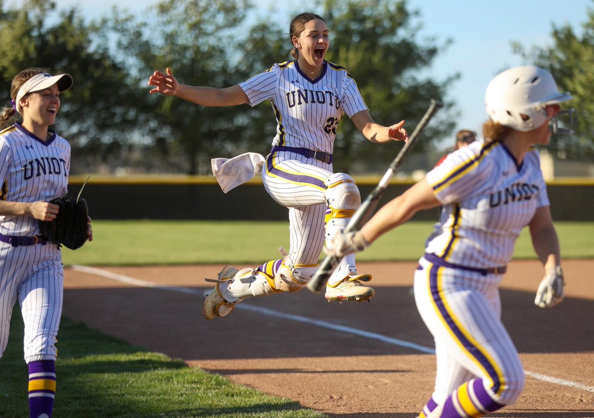 Take a look at 📸 (via <a href="/dw1509/">Derrick Webb</a>) from @UniotoSoftball1 and <a href="/BVLocalSchools/">Bloom-Vernon Local</a>’ non-league softball matchup on Monday evening.

FULL GALLERY: sosportsauthority.smugmug.com/SOFTBALL/Sprin…