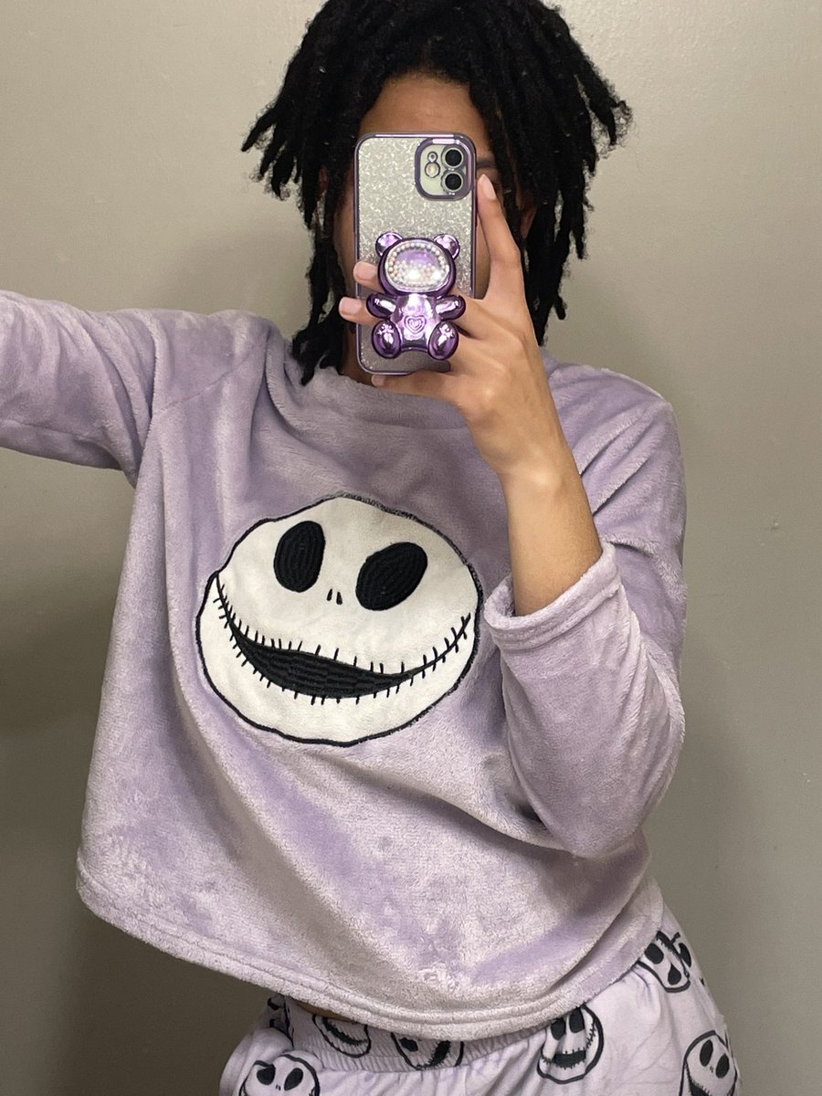 PrettyM3K's tweet photo. No face , no case 💜 https://t.co/cAG5Exj141