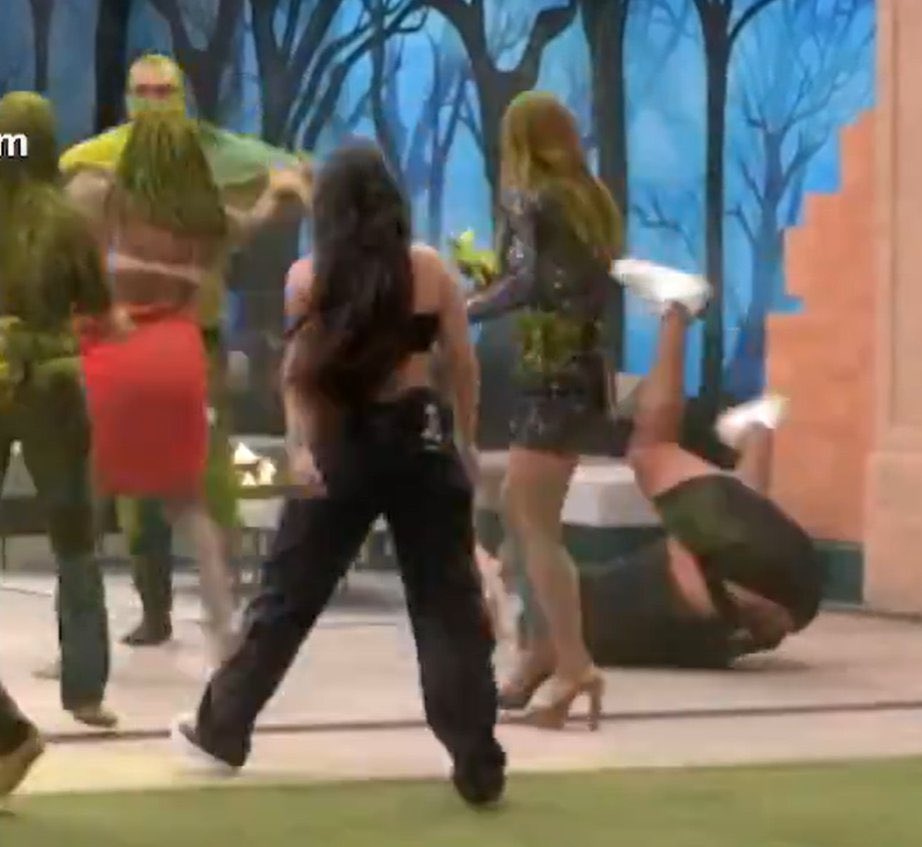 stubrayner's tweet image. Geral brigando e o Buda fazendo quadradinho de 8 pqp #BBB24