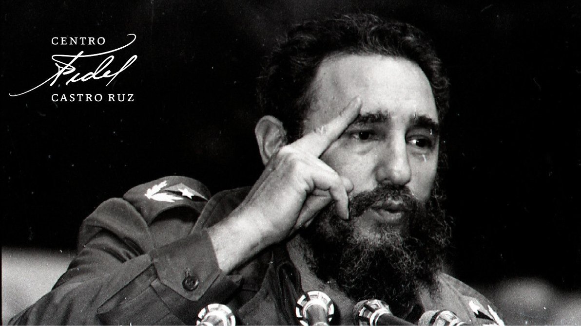 #Fidel:'Creemos que eso da la medida del verdadero revolucionario: el que lucha por una causa, el que es capaz de hacerlo tan desinteresadamente que ni siquiera los honores o las glorias le preocupan a la hora de cumplir el deber'. #FidelVive