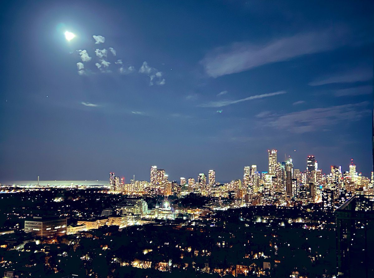 EmilyFarina5's tweet photo. Toronto and Lake Ontario glitter under the moonlight. #GoodniEveryone https://t.co/jGHZvg1c4r