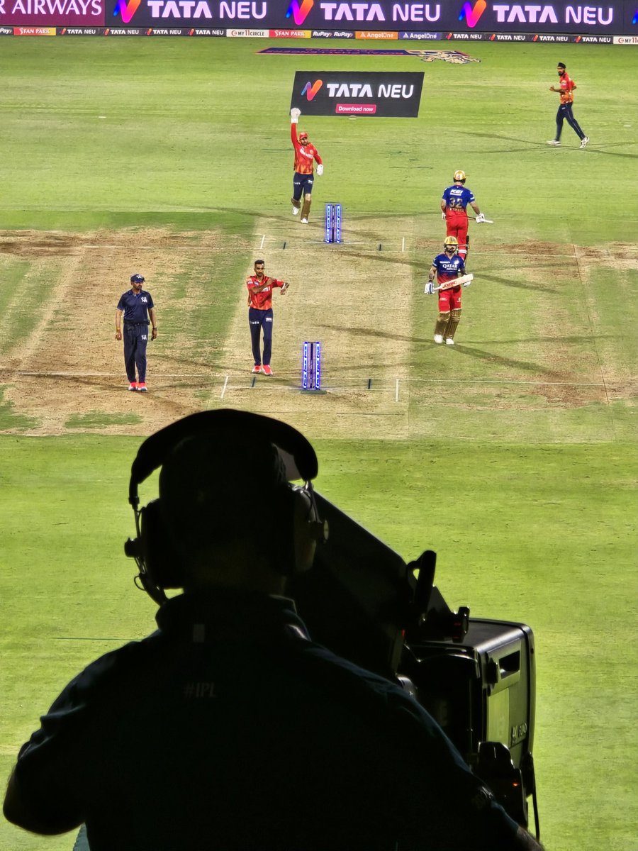 Dear <a href="/kscaofficial1/">KSCAOfficial</a> , <a href="/BCCI/">BCCI</a>  and <a href="/RCBTweets/">Royal Challengers Bengaluru</a>, I'd like to pass on some feedback on the match watching experience yesterday at Chinnaswamy stadium

The N stand Fan Terrace last night, had food over much before the dinner break. I saw quite a few people with plates in hand, charging